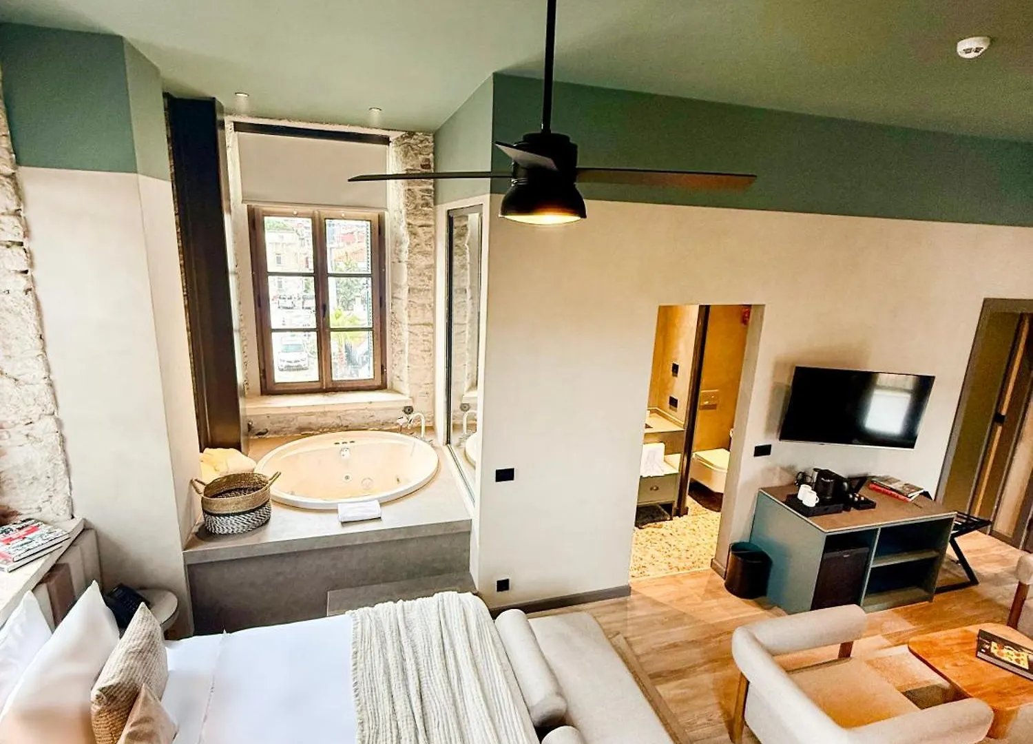 Lecole Hotel Yenifoca